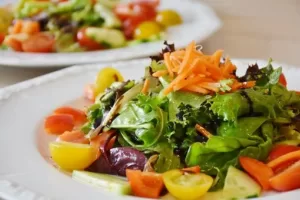 Read more about the article The Most Amazing Salads Under 300 Calories !!!